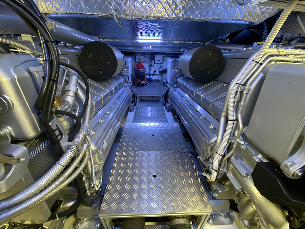 Продается моторная яхта PERSHING 8X 2022г.